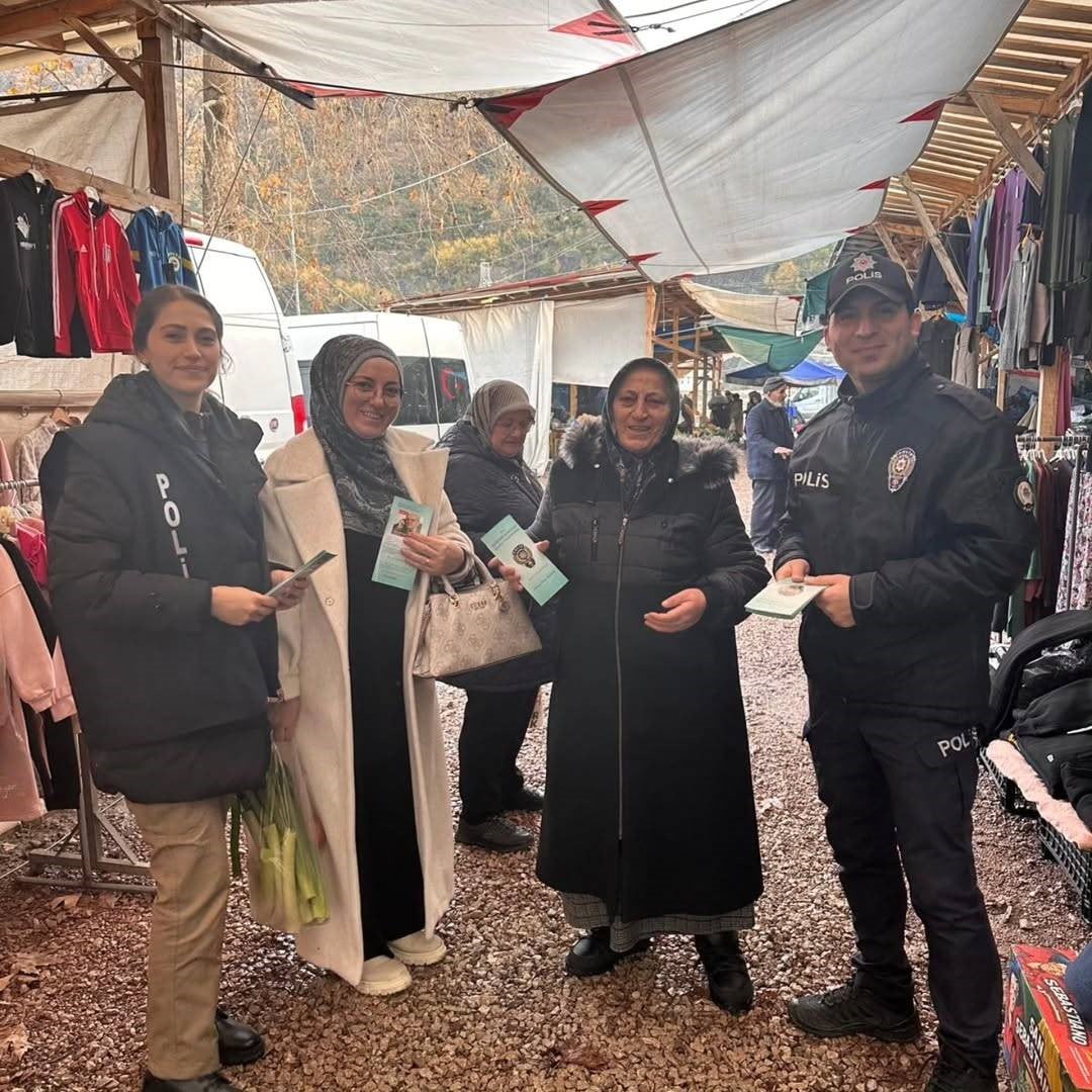 AYANCIK İLÇESİNDE EMNİYET GÜÇLERİ, DOLANDIRICILIK YÖNTEMLERİNE KARŞI PAZAR YERİNDE BİLGİLENDİRME...