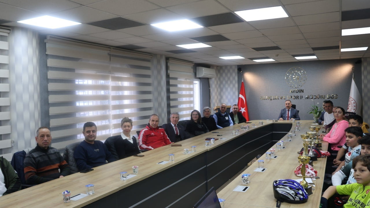 AYDIN'DA GENÇLİK VE SPOR İL MÜDÜRÜ SERHAT YIĞMATEPE İLE BİR ARAYA GELEN BİSİKLETÇİLER, SORUN VE...