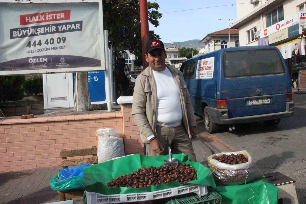 AYDIN'DA KESTANE HASADININ ARDINDAN ÜRETİCİLER TOPLADIKLARI ÜRÜNLERİ İLÇE PAZARLARINDA TÜKETİCİYLE...
