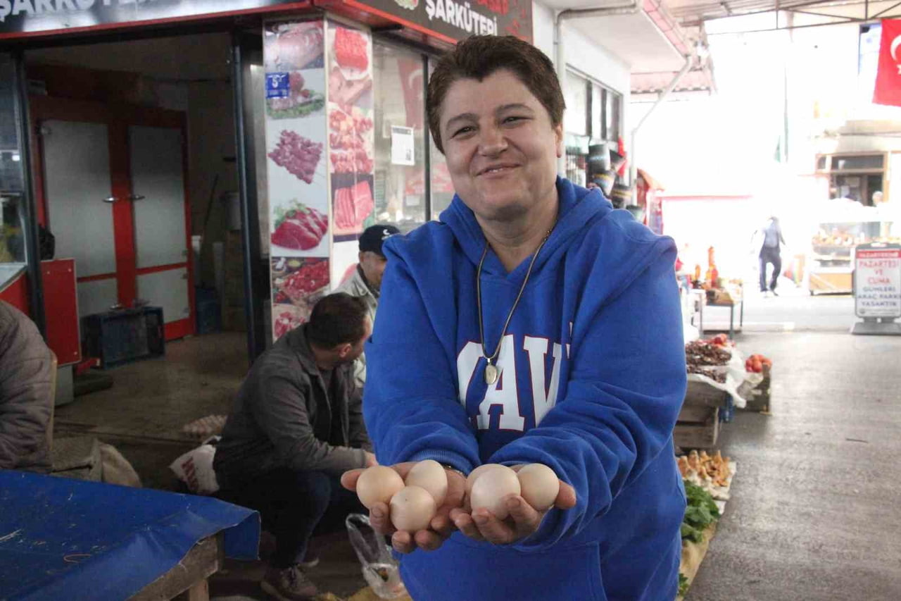 AYDIN'IN BOZDOĞAN İLÇESİNDE YAŞAYAN ÖZCAN KUŞÇU, PAZARCILIK YAPARAK KOCASININ VEFATININ ARDINDAN...