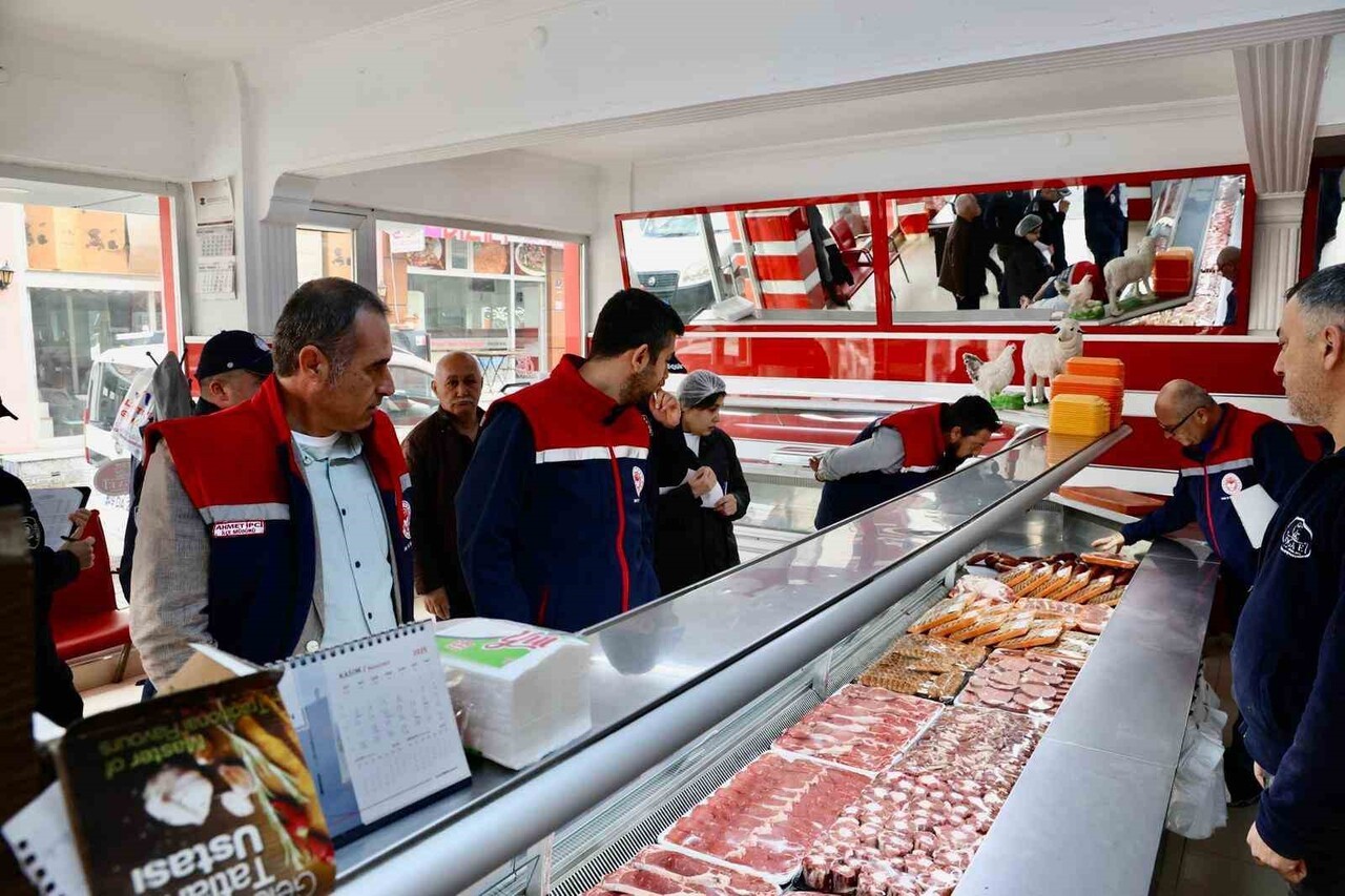 AYDIN'IN ÇİNE İLÇESİNDE İLÇE TARIM VE ZABITA EKİPLERİNCE KASAPLARDA HİJYEN, BELGE VE ETİKET...