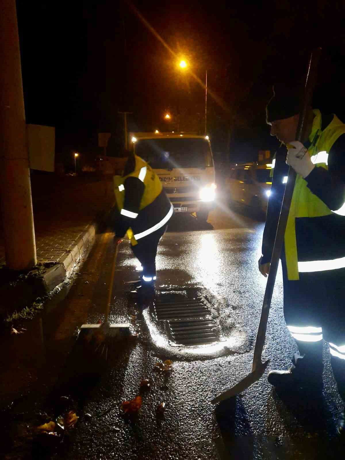 AYDIN'IN DİDİM İLÇESİNDE GECE SAATLERİNDE ETKİLİ OLAN SAĞANAK YAĞIŞ, BELEDİYE EKİPLERİNİ ALARMA...