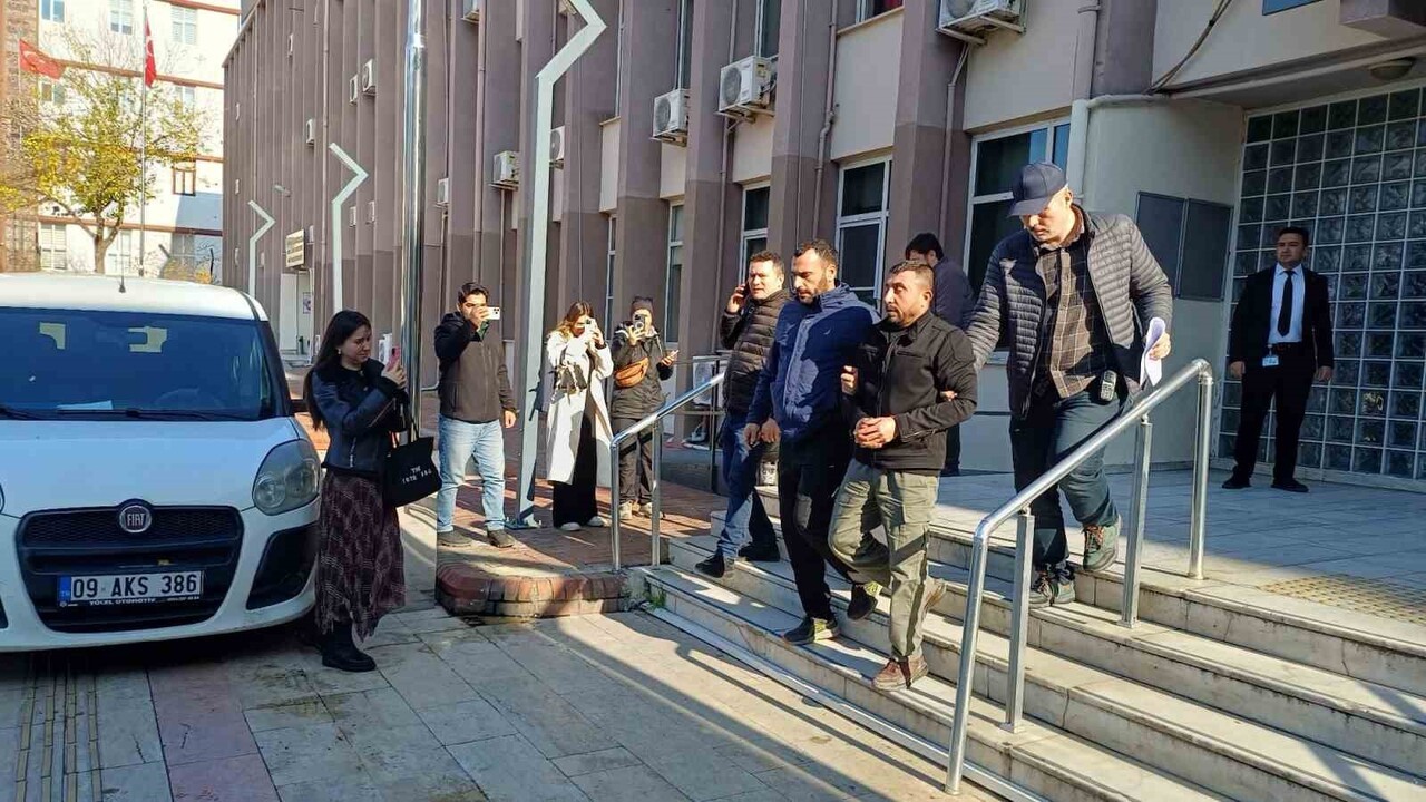 AYDIN'IN EFELER İLÇESİNDE İDDİAYA GÖRE BOŞANMA AŞAMASINDAKİ EŞİNİ ADLİYE ÖNÜNDE SIRTINDAN...