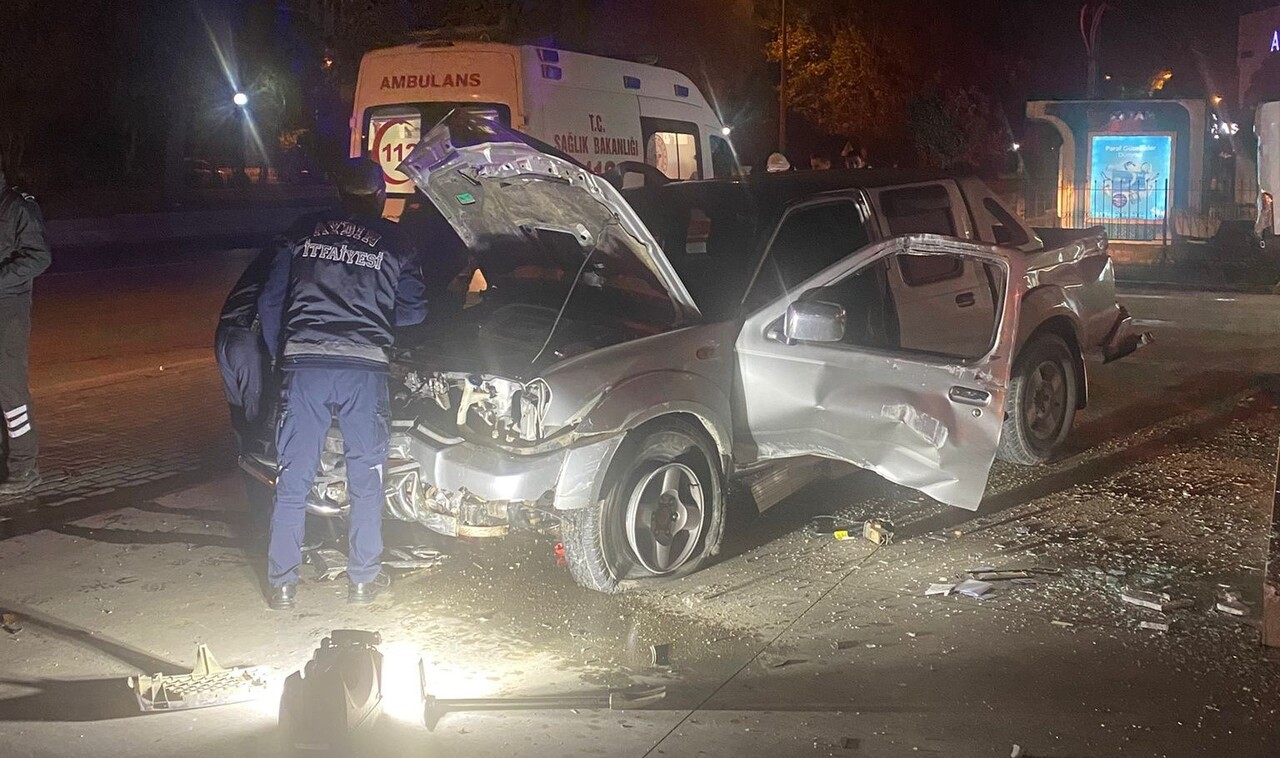 AYDIN'IN EFELER İLÇESİNDE İKİ TİCARİ ARACIN ÇARPIŞMASI SONUCU MEYDAN GELEN TRAFİK KAZASINDA...