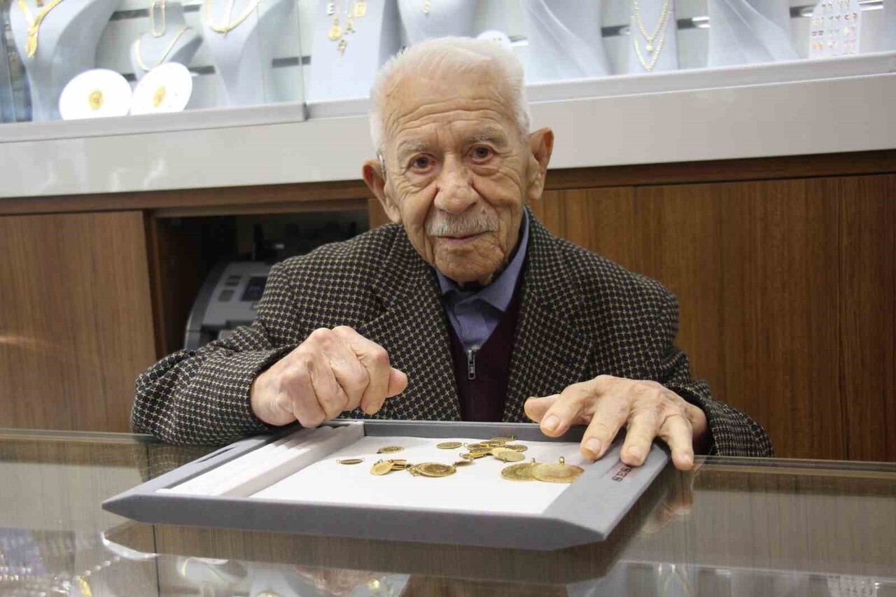 AYDIN'IN EN ESKİ SARRAFLARINDAN 90 YAŞINDAKİ NECDET BEZİRGAN, YARIM ASRI AŞAN MESLEK HAYATINDA...