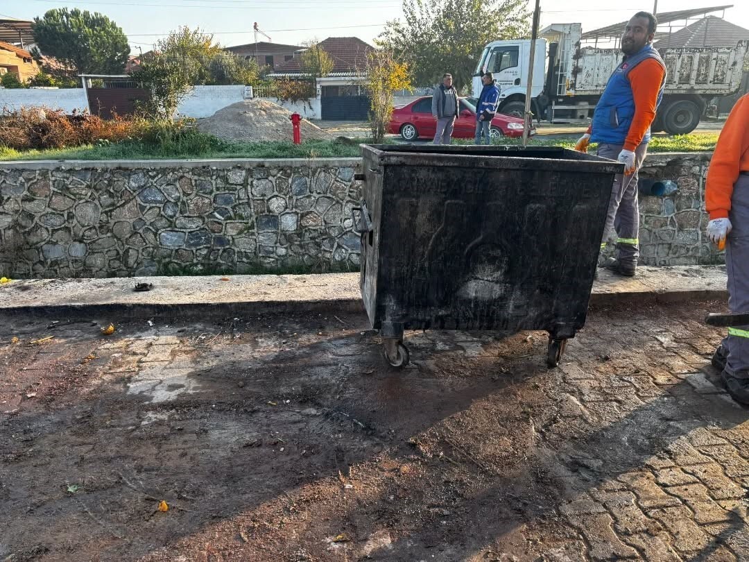 AYDIN'IN GERMENCİK İLÇESİNDEKİ ÇÖP KONTEYNERLERİNİ DEVİREN VE İLÇE KANALINA ATAN DUYARSIZ...