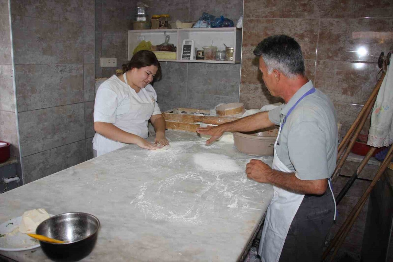 AYDIN'IN KOÇARLI İLÇESİNDE 45 YILDIR PİDECİLİK YAPAN 60 YAŞINDAKİ HAMİT TOSUN, İŞLETMESİNİ ADETA...