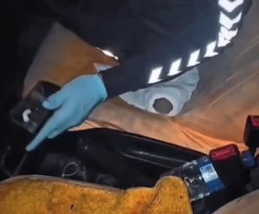 AYDIN'IN KOÇARLI İLÇESİNDE ŞÜPHE ÜZERİNE DURDURULAN TOFAŞ OTOMOBİLDEN UYUŞTURUCU ÇIKTI. JANDARMA...