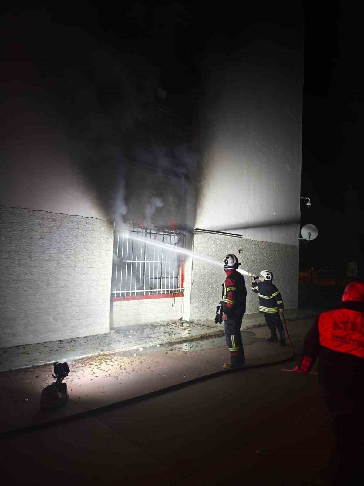 AYDIN'IN NAZİLLİ İLÇESİNDE BİR SÜRE ÖNCE DEPREME DAYANIKSIZ OLDUĞU GEREKÇESİ İLE TAHLİYE EDİLEN...