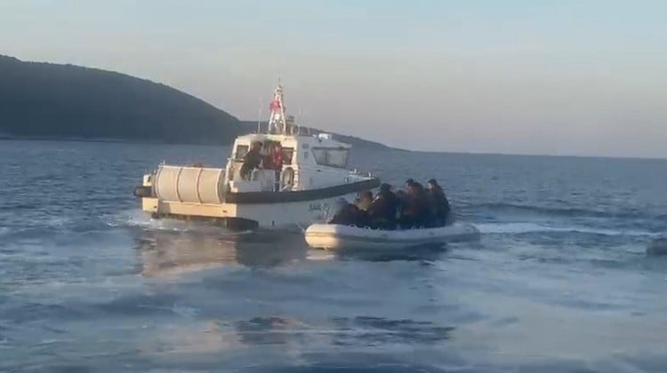 AYDIN AÇIKLARINDA 12 DÜZENSİZ GÖÇMEN VE 1 GÖÇMEN KAÇAKÇISI YAKALANDI