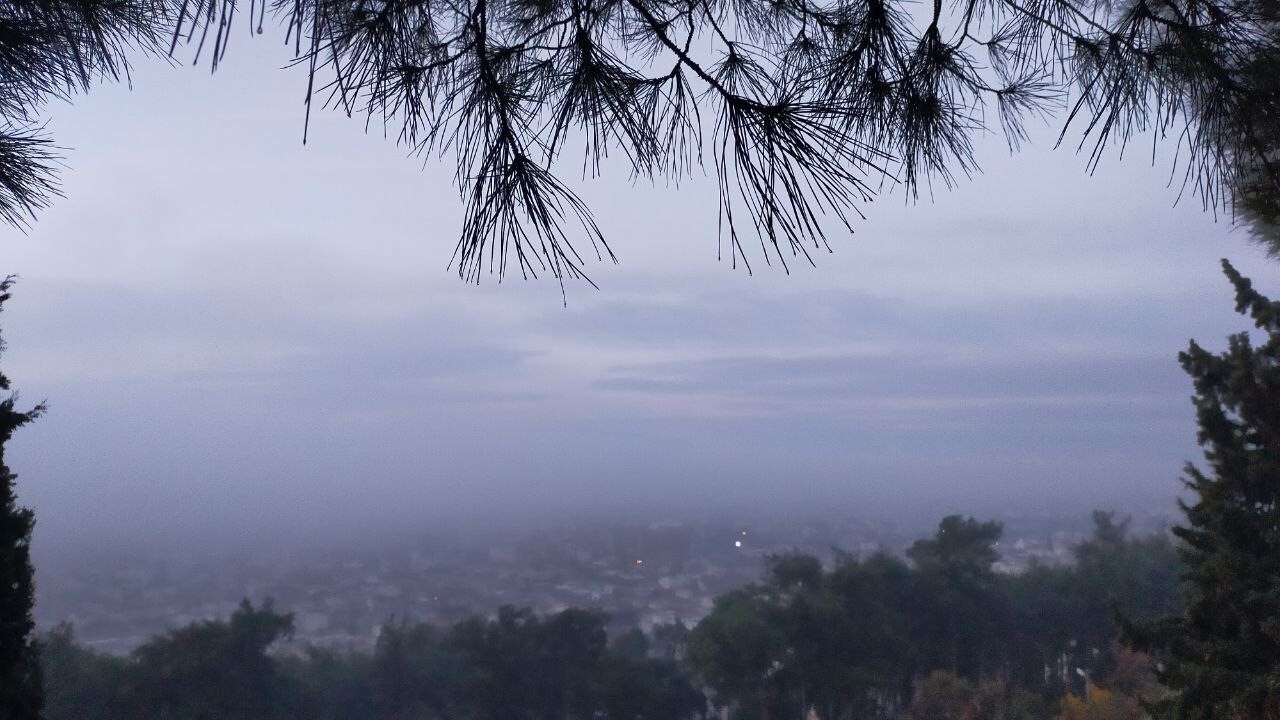 AYDIN’DA SABAHIN İLK IŞIKLARIYLA BİRLİKTE ETKİLİ OLAN YOĞUN SİS, KENTİ ADETA BEYAZ BİR ÖRTÜYLE...