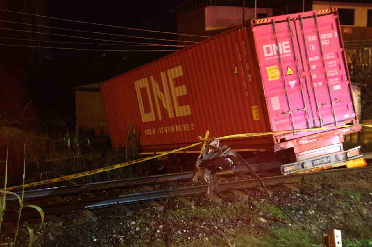 AYDIN EFELER İLÇESİNDE SEYİR HALİNDEKİ BİR TIR OTOBAN ÇIKIŞI DÖNER KAVŞAKTAN DÜZ GİDİP YAKLAŞIK 40...