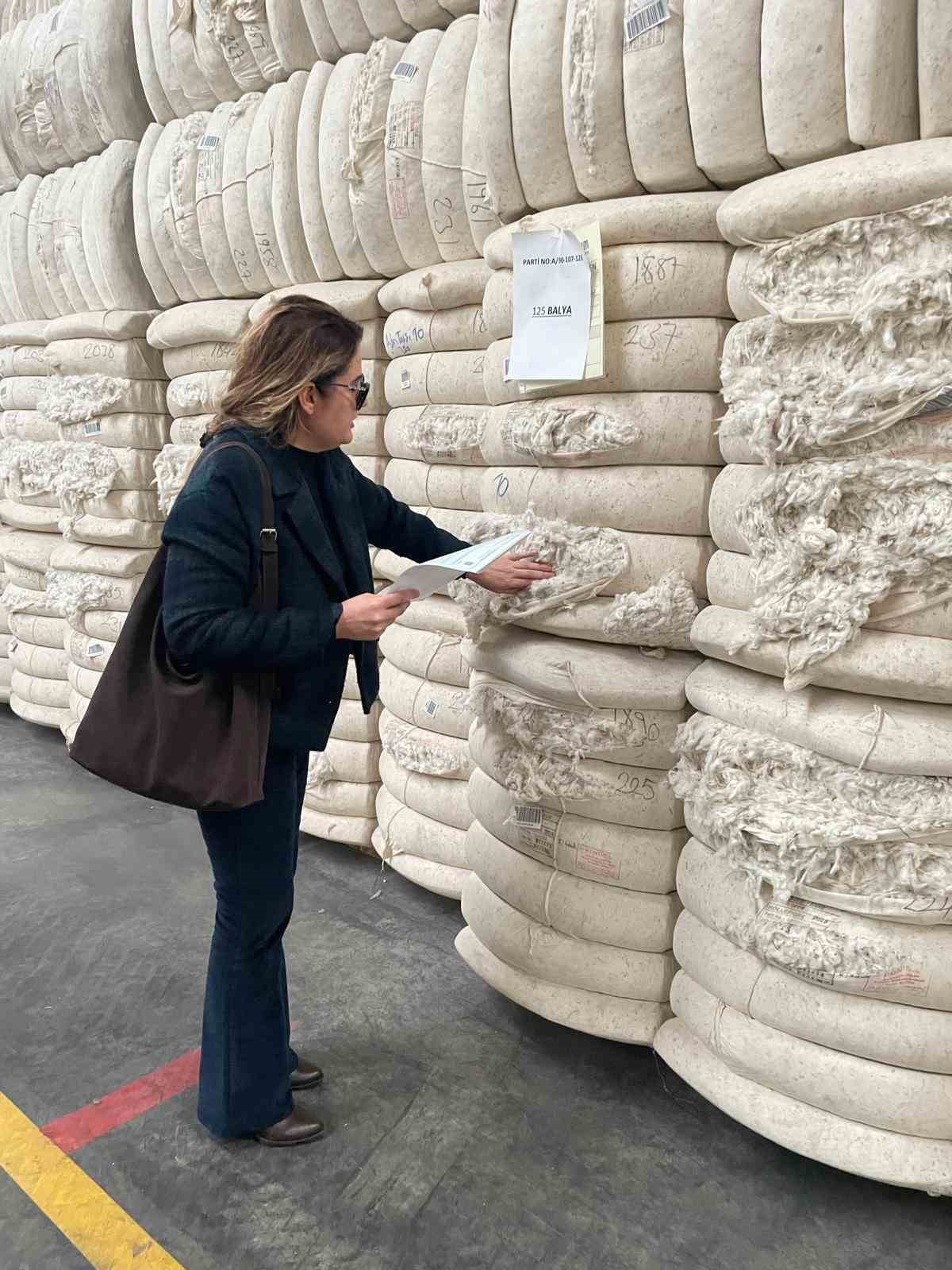 AYDIN’IN SÖKE İLÇESİNDE, YURT DIŞINA YAPILACAK HAM PAMUK İHRACATINA YÖNELİK İNSPEKTÖR İŞLEMLERİ...