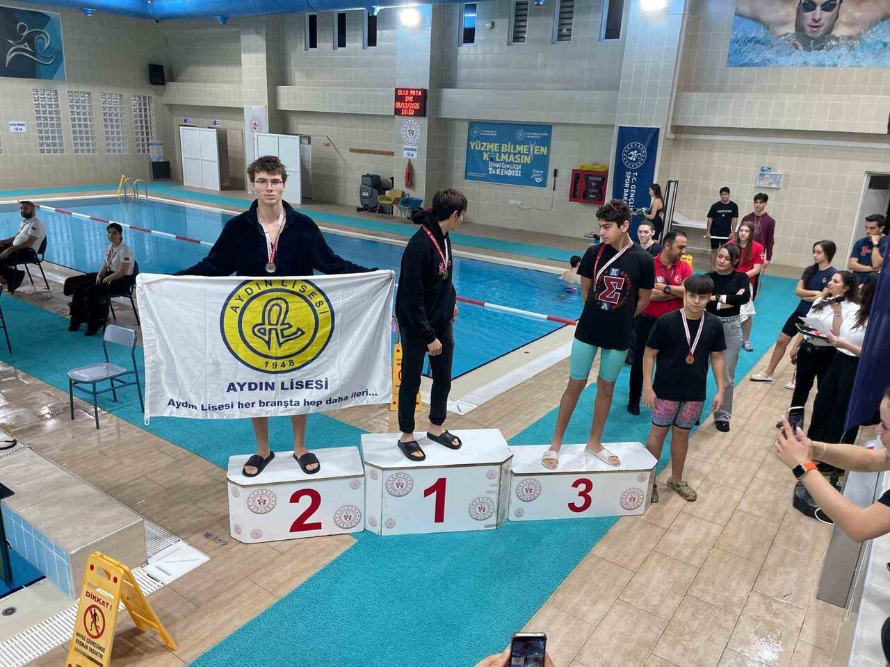 AYDIN LİSESİ ÖĞRENCİLERİ YÜZME VE JUDO BRANŞLARINDA TOPLAM BEŞ GÜMÜŞ MADALYA KAZANARAK OKULUN...