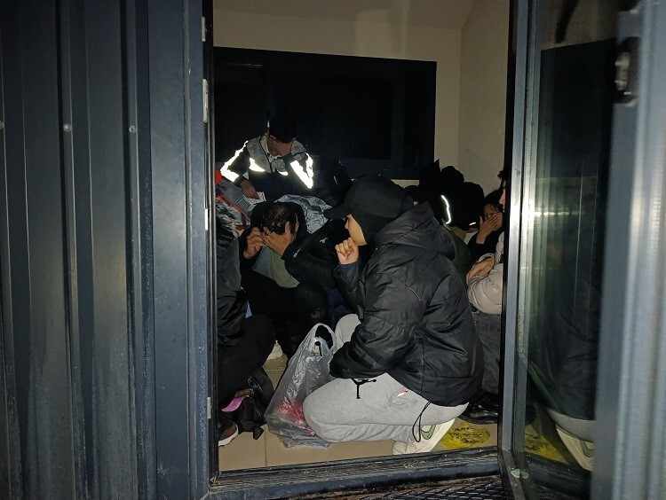 AYVACIK İLÇESİNDE SAHİL GÜVENLİK KOMUTANLIĞI VE JANDARMA EKİPLERİNCE 32 KAÇAK GÖÇMEN...