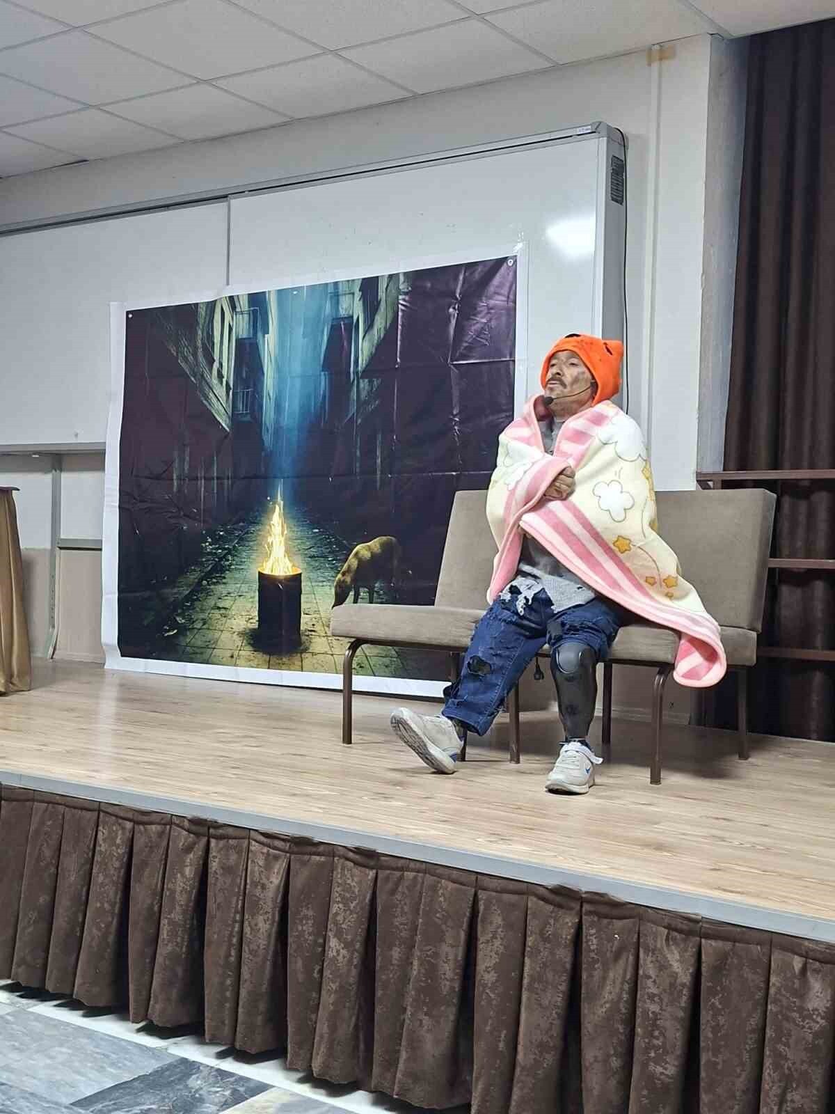 AYVALIKLI ENGELLİ OYUNCUDAN “YALNIZ BİR ADAMIN HİKAYESİ”