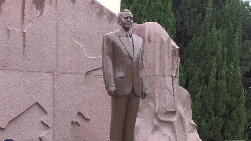 Azerbaycan’ın ulusal lideri Haydar Aliyev, 22. ölüm yıl dönümünde başkent törenlerle...