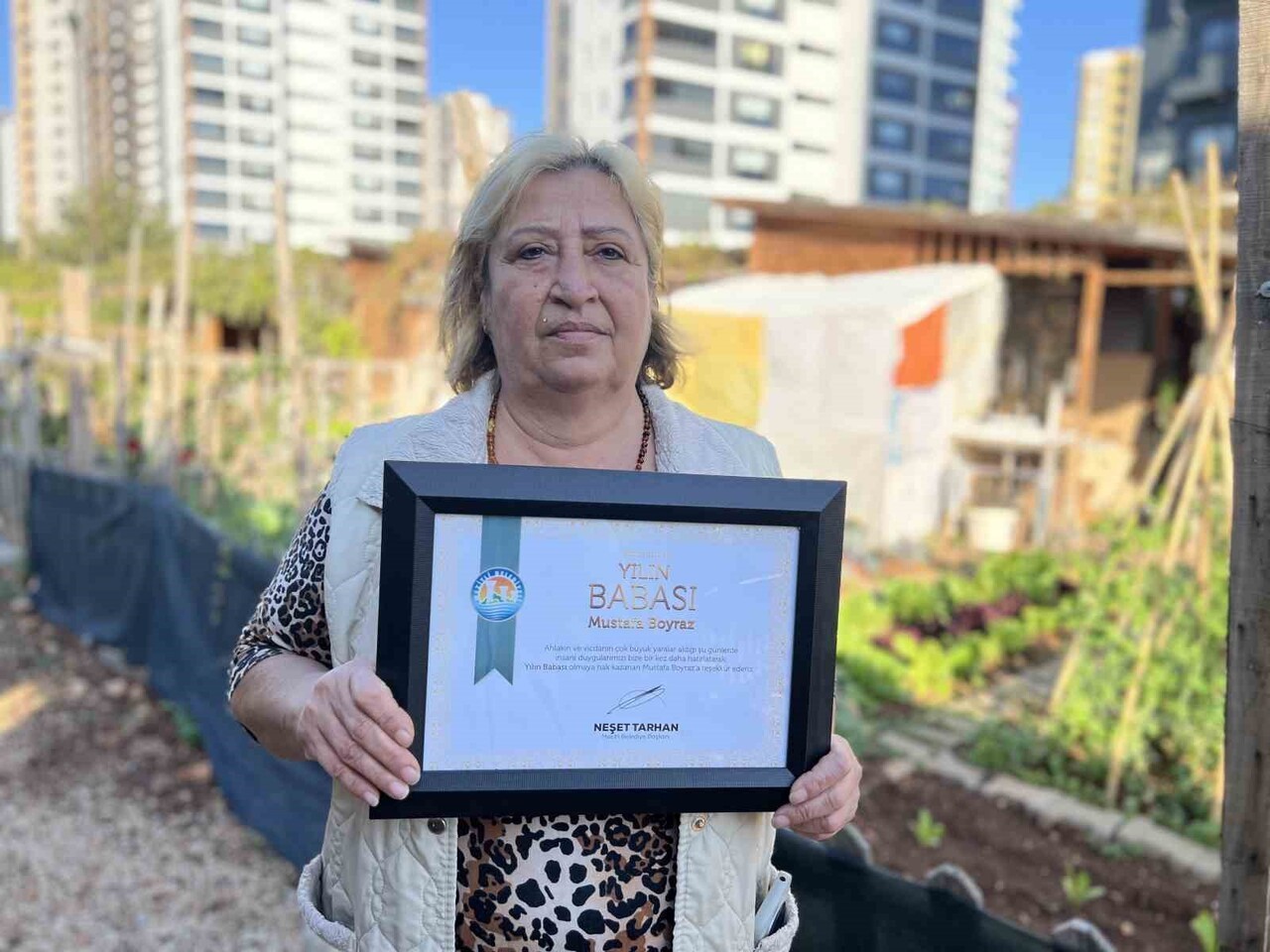 AZİZE BOYRAZ,   "HER ŞEYİ YIKMAKLA UĞRAŞIRKEN NEŞET TARHAN’IN EŞİME VERDİĞİ ‘YILIN BABASI’...