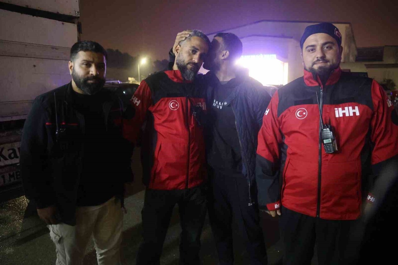 BABA MUHAMMED EL CEDDUH, EVLADINI BULAN ARAMA KURTARMA GÖREVLİSİNİ ALNINDAN ÖPEREK OĞLUNU ÖLÜME...