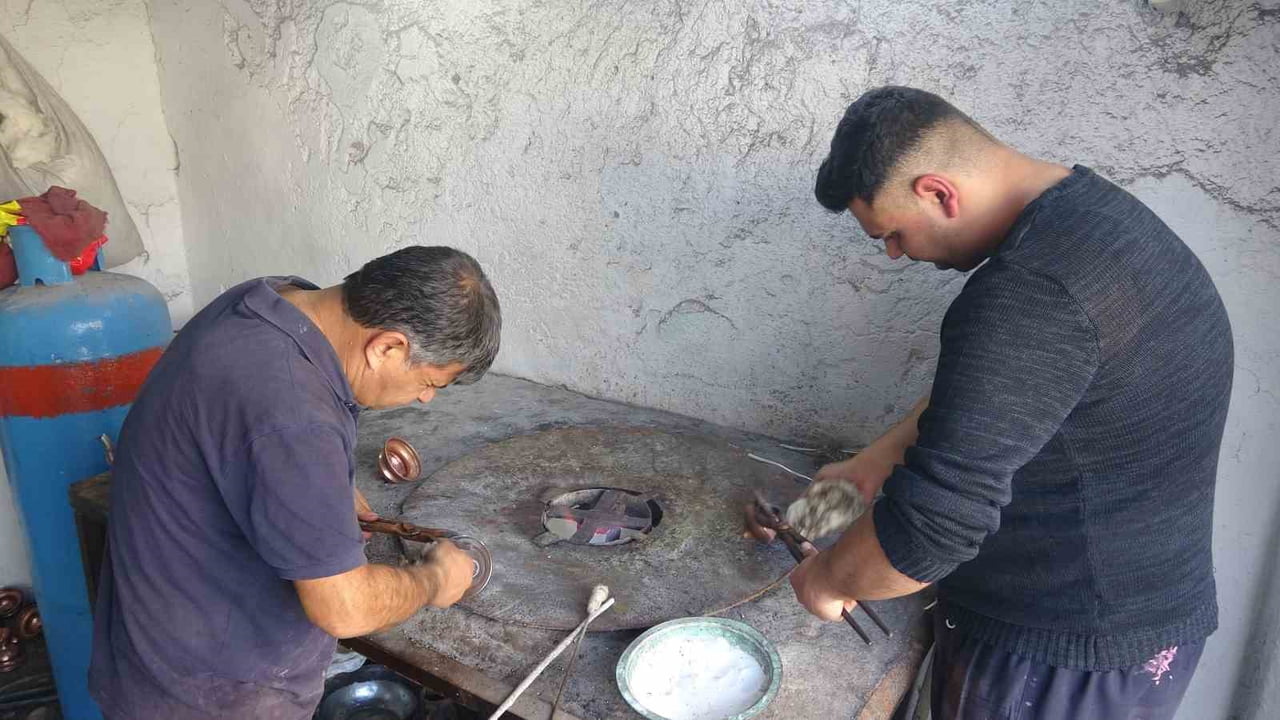 BABA-OĞUL KALAYCILIK MESLEĞİNİ YAŞATMAYA ÇALIŞIYOR