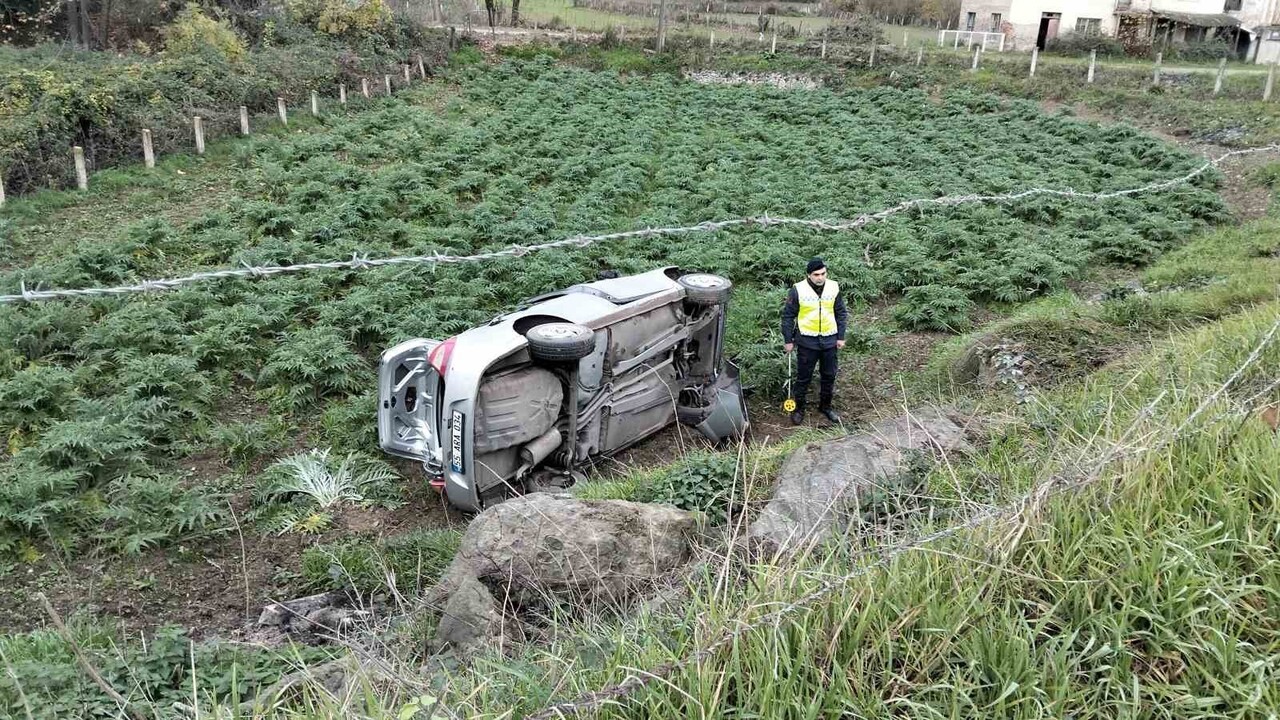 BAFRA İLÇESİNDE OTOMOBİL TARLAYA DEVRİLDİ