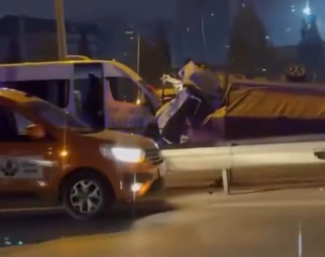 BAĞCILAR TEM OTOYOLU’NDA HAFRİYAT KAMYONU, KAMYONET VE SERVİS MİNİBÜSÜNÜN KARIŞTIĞI ZİNCİRLEME...