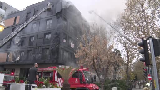 Bağdat Caddesi'nde çatı katında çıkan yangın büyüdü: 2 bloklu bina küle döndü