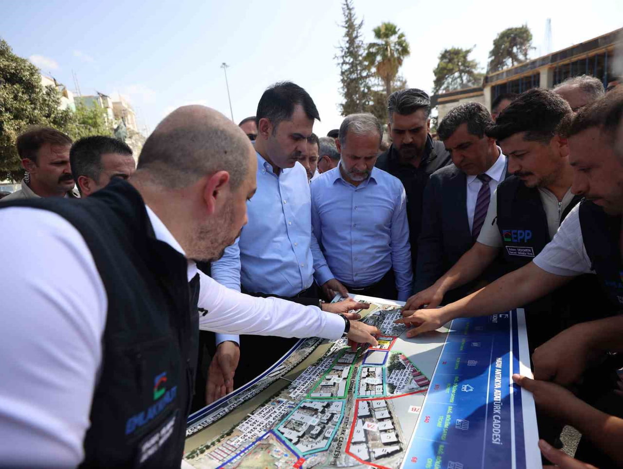 BAKAN MURAT KURUM DEPREM BÖLGESİNDEKİ İNŞAATLARDA YOĞUN MESAİ YAPTI