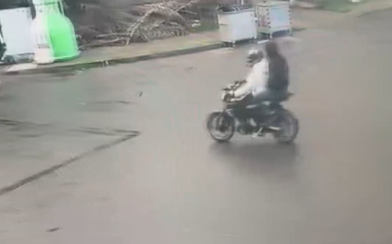 BAKIRKÖY'DE SEYİR HALİNDEKİ ARACA DÜZENLENEN SİLAHLI SALDIRI GERÇEKLEŞTİREN ŞÜPHELİ ŞAHISLAR...