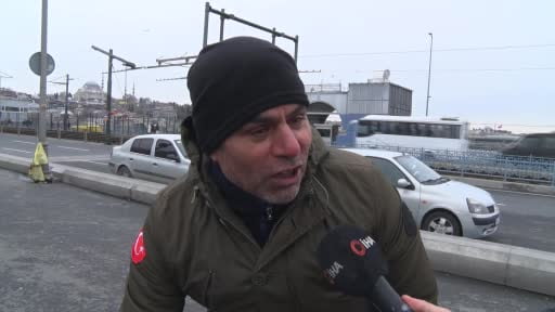 Balığın kulağına kar suyu kaçtı, olta balıkçıları yılın son günü Galata Köprüsü'nde 'rastgele'...