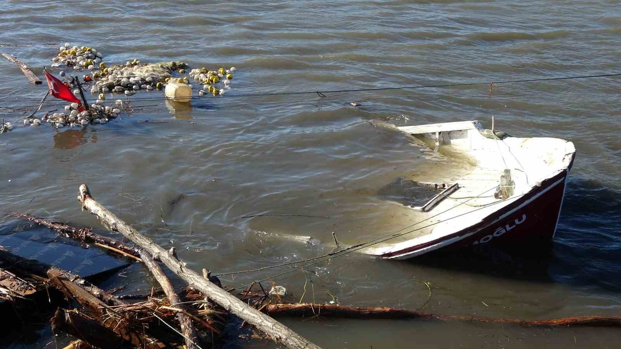 BALIKÇI KAYIĞI BATTI