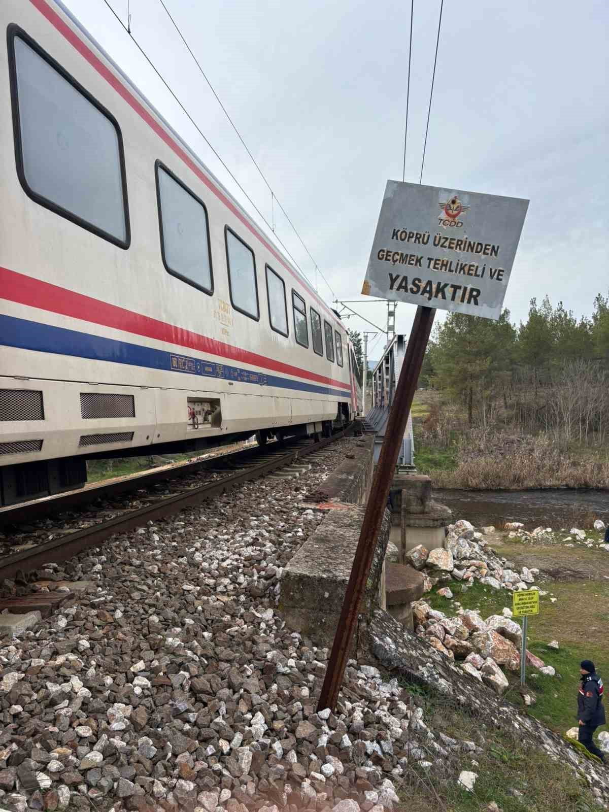 BALIKESİR'İN DURSUNBEY İLÇESİNDE GEÇMENİN YASAK OLDUĞU TREN KÖPRÜSÜNDEN YÜRÜYEN BİR KİŞİ TRENİN...