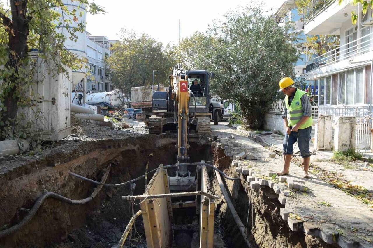 BALIKESİR'İN EDREMİT İLÇESİNE BAĞLI SARIKIZ MAHALLESİ'NDE YILLARDIR BÖLGE HALKININ EN BÜYÜK SORUNU...