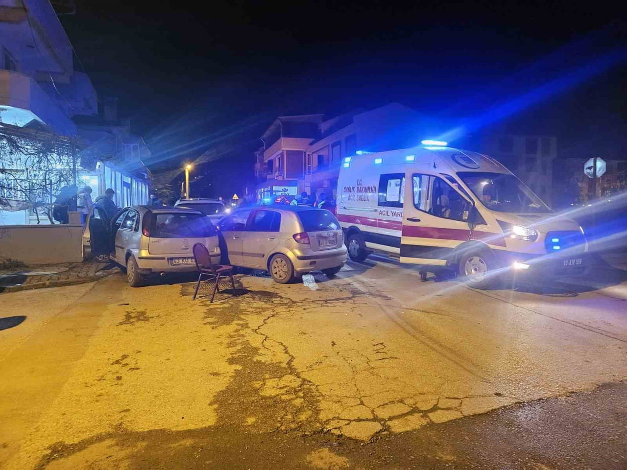 BALIKESİR'İN KARESİ İLÇESİNDE ÜÇ ARACIN KARIŞTIĞI TRAFİK KAZASI MEYDANA GELDİ