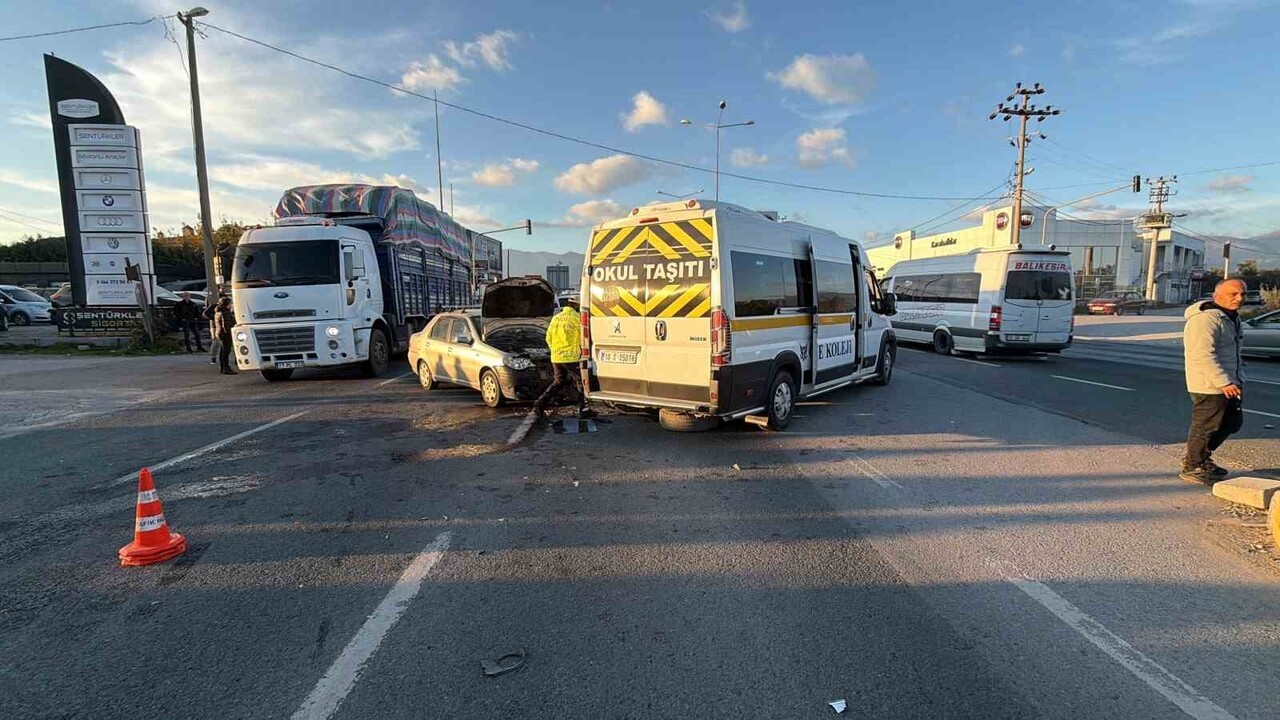 BALIKESİR’İ EDREMİT İLÇESİNDE ÖĞRENCİ SERVİSİ İLE OTOMOBİLİN ÇARPIŞMASI SONUCU MEYDANA GELEN...