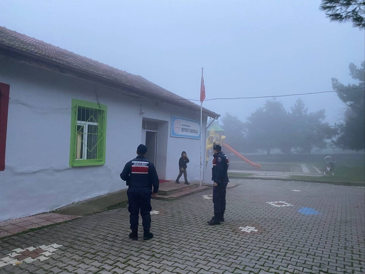 BALIKESİR İL JANDARMA KOMUTANLIĞI EKİPLERİ, YILBAŞI ÖNCESİNDE ÖĞRENCİLERİN GÜVENLİĞİNİ SAĞLAMAK...