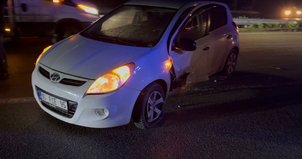 BANDIRMA-KARACABEY YOLUNDA KAZA: OTOMOBİL BARİYERLERE ÇARPIP KARŞI ŞERİDE GEÇTİ