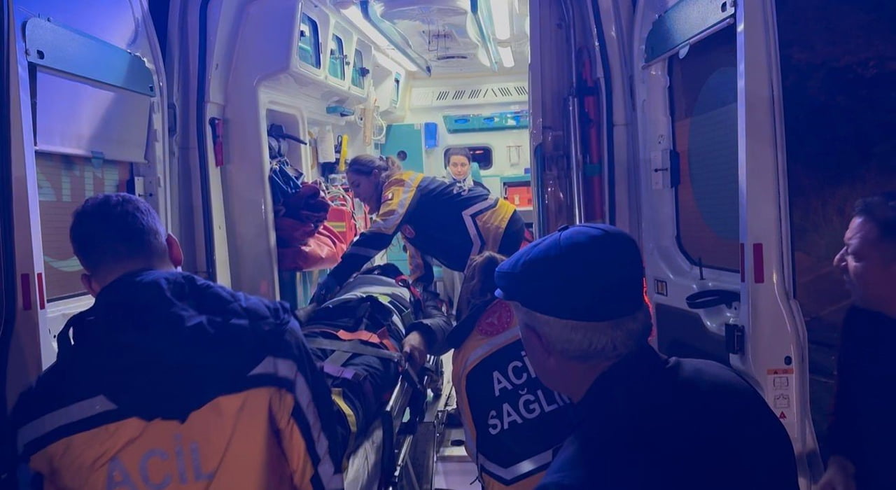 BANDIRMA-KARACABEY YOLUNDA KAZA: OTOMOBİL BARİYERLERE ÇARPIP KARŞI ŞERİDE GEÇTİ