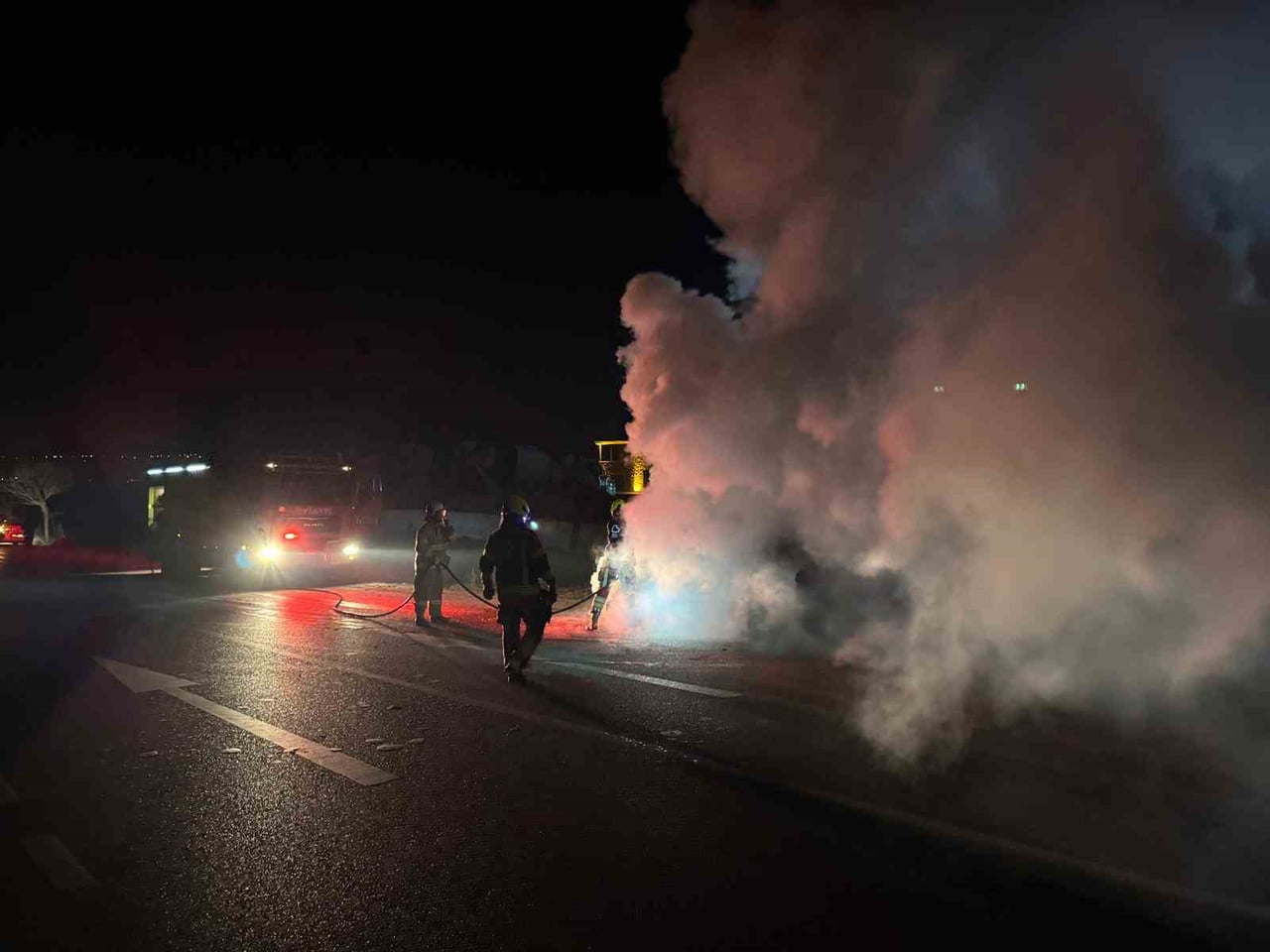 BANDIRMA-SUSURLUK KARAYOLUNDA ARAÇ YANGINI PANİĞE NEDEN OLDU