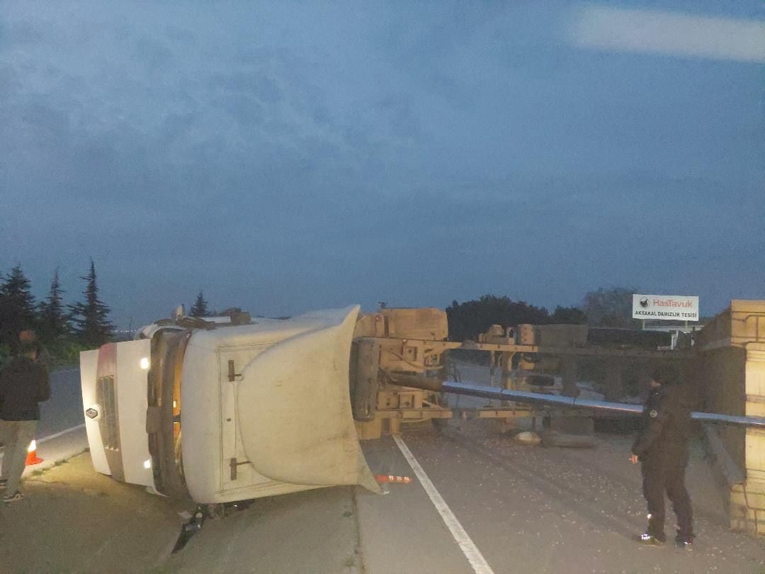 BANDIRMA-SUSURLUK KARAYOLUNDA TIR DEVRİLDİ: YOL BİR SÜRE TRAFİĞE KAPANDI