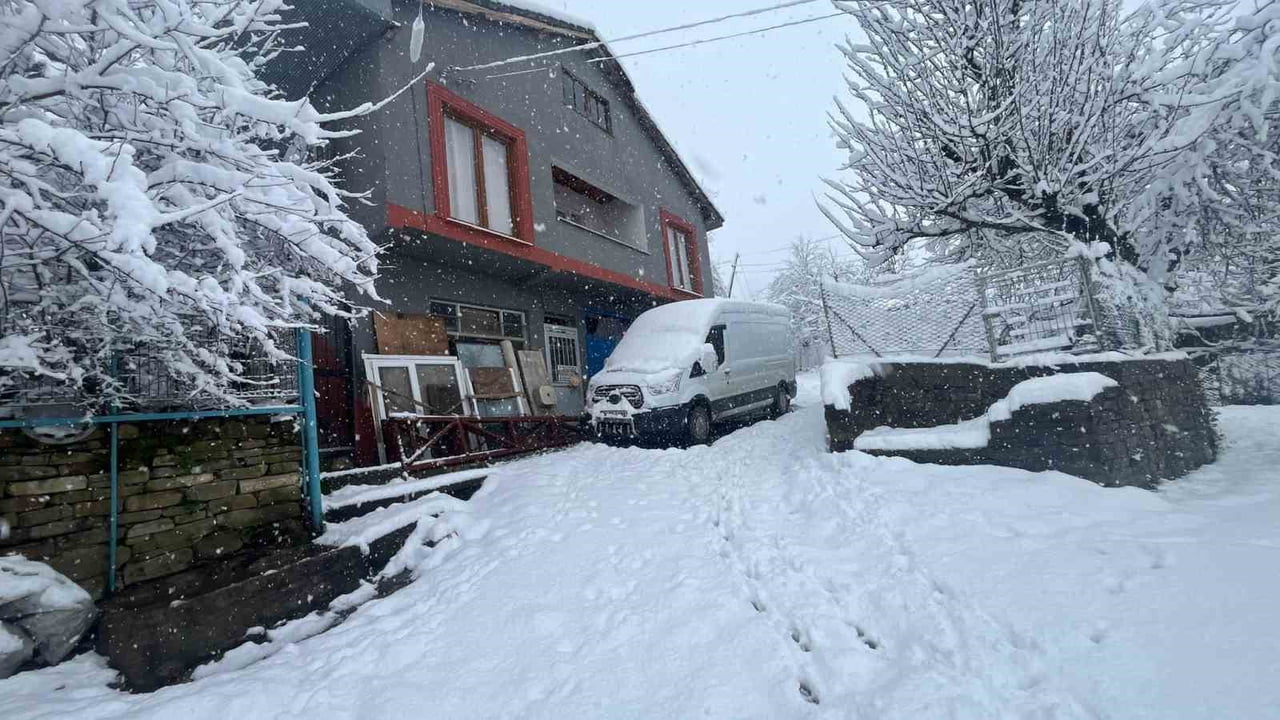 BARTIN'DA ANİDEN BASTIRAN KAR VE DOLU, HAYATI OLUMSUZ ETKİLEDİ. KAR KALINLIĞI 1 METREYİ AŞARKEN...