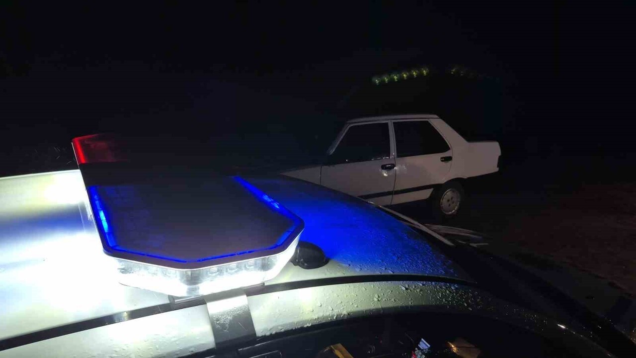 BARTIN'DA DUR İHTARINA UYMAYAN SÜRÜCÜ İLE POLİS EKİPLERİ ARASINDA KOVALAMACA YAŞANDI. YAKLAŞIK 30...