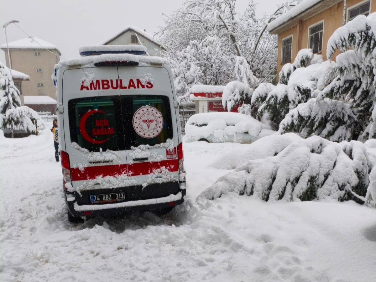 BARTIN'DA KAR YÜKSEKLİĞİ YÜKSEK KESİMLERDE 1 METREYİ AŞARKEN, SAĞLIK EKİPLERİ İSE 72 SAAT...