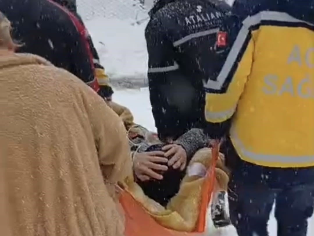 BARTIN'DA KAR YÜKSEKLİĞİ YÜKSEK KESİMLERDE 1 METREYİ AŞARKEN, SAĞLIK EKİPLERİ İSE 72 SAAT...