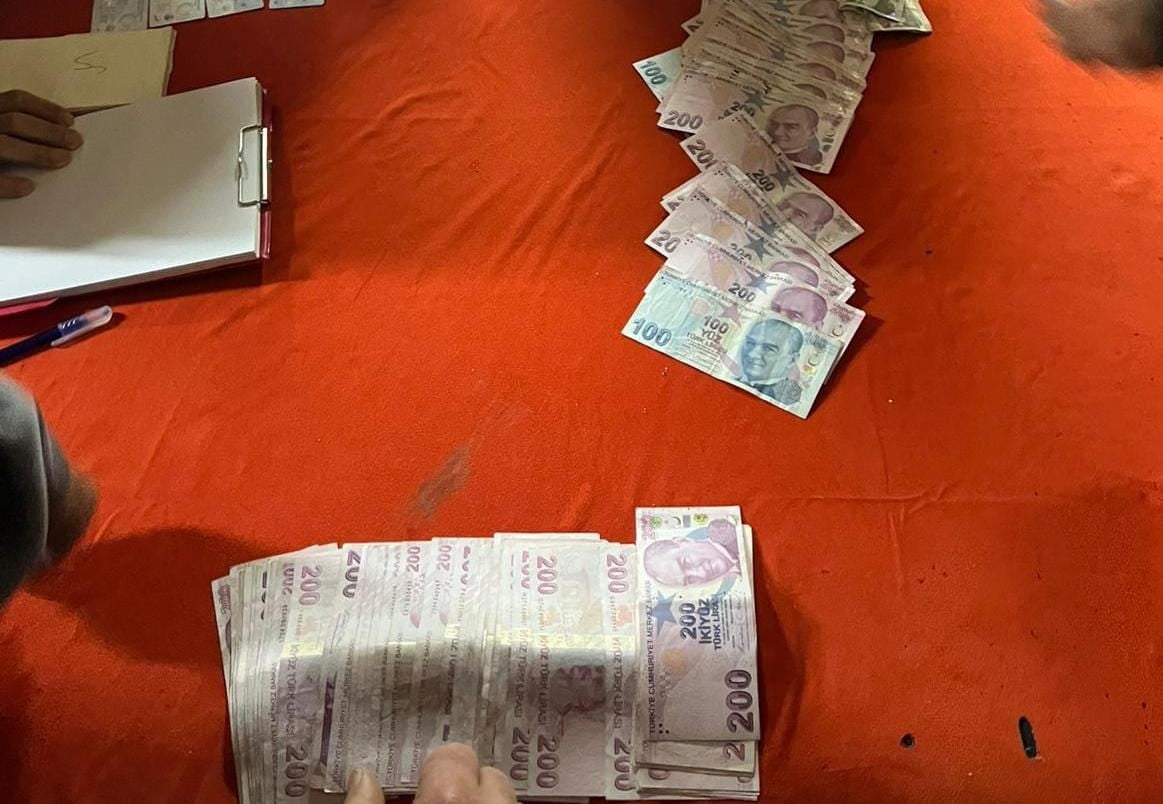 BARTIN'DA POLİS, BİR KAHVEHANEYE DÜZENLENEN KUMAR BASKINDA 24 BİN 825 TL ELE GEÇİRİLDİ.