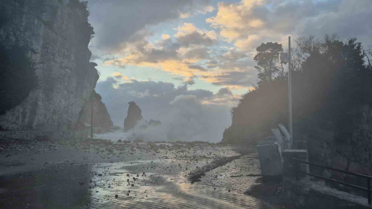 BARTIN'IN SAHİL KENTLERİNDE SAATTE HIZI 90 KİLOMETREYE ULAŞAN FIRTINA NEDENİYLE DENİZDE DEV...