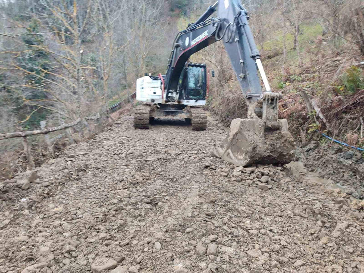 BARTIN'IN ULUS İLÇESİNE BAĞLI BİR KÖYDE HEYELAN NEDENİYLE ULAŞIM DURDU. İL ÖZEL İDARESİ...