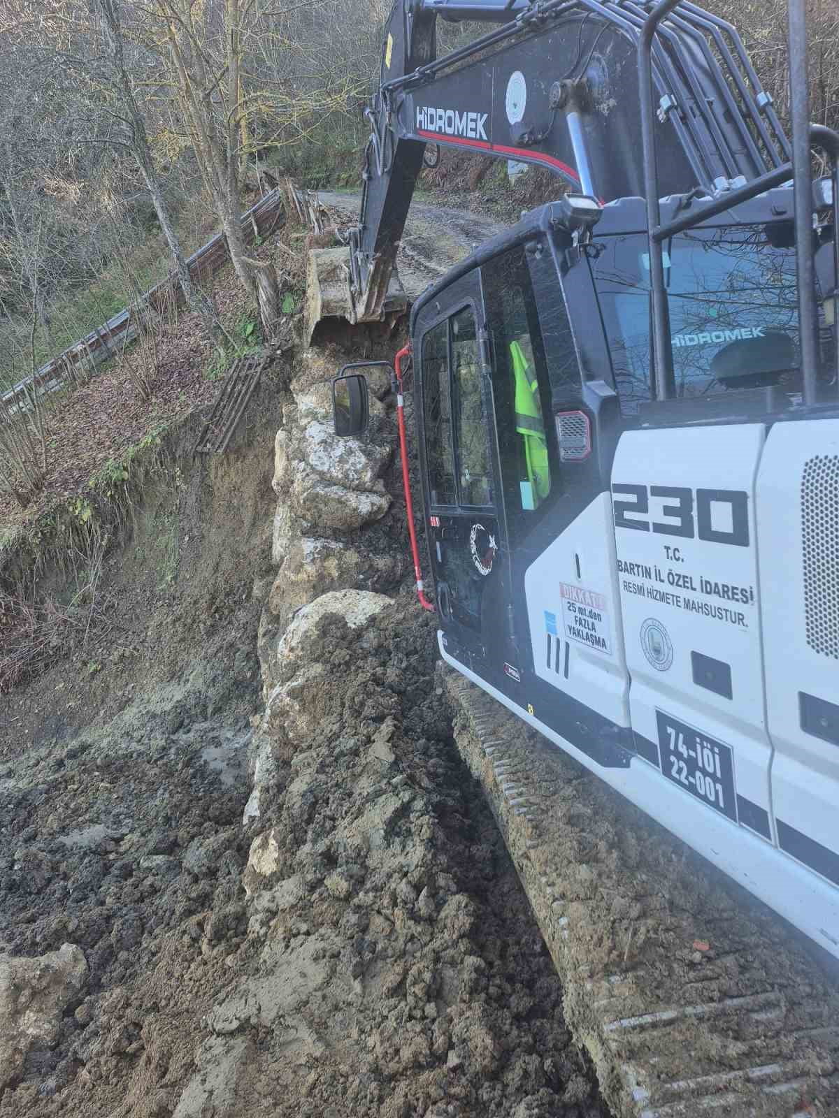 BARTIN'IN ULUS İLÇESİNE BAĞLI BİR KÖYDE HEYELAN NEDENİYLE ULAŞIM DURDU. İL ÖZEL İDARESİ...