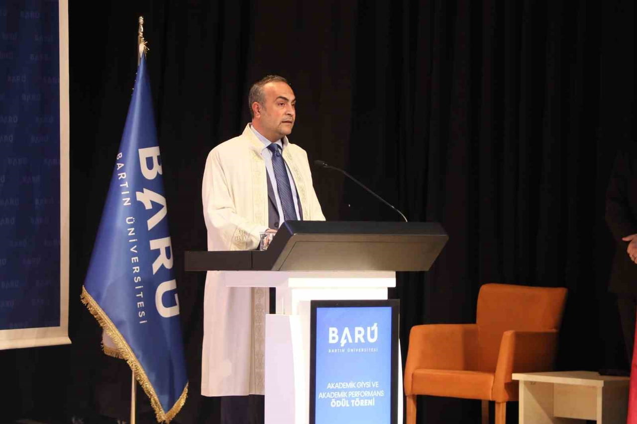 BARÜ’DE "AKADEMİK GİYSİ VE AKADEMİK PERFORMANS ÖDÜL TÖRENİ" GERÇEKLEŞTİRİLDİ