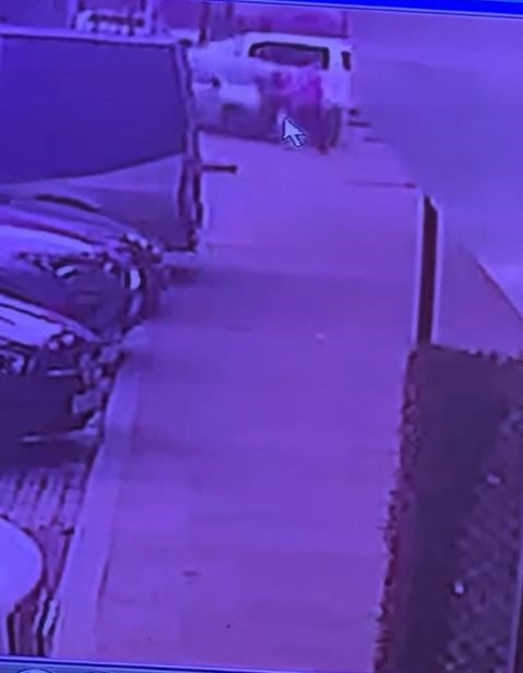 BAŞAKŞEHİR'DE KALDIRIMDA YÜRÜYEN VATANDAŞLARA SEYİR HALİNDEKİ BİR OTOMOBİL ÇARPTI. KAZA ANI...